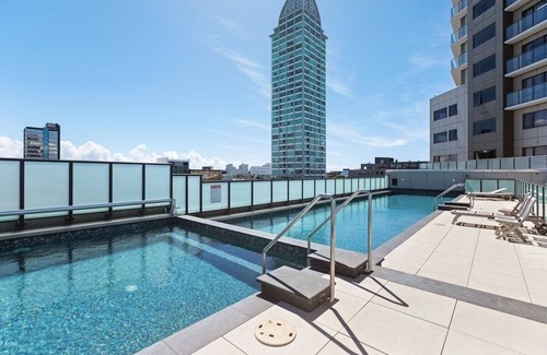Takapuna Apartment | Luxurious Apt with Rooftop Heated Pool Gym Tennis