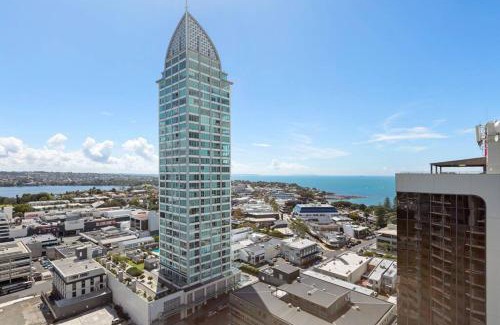 Takapuna Apartment | Luxurious Apt with Rooftop Pool Gym Tennis Carpark