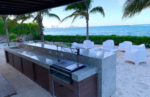 Zona Hotelera Villa | Luxurious beachfront House in Cancun