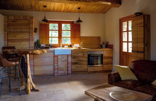 Lecci House | LUXURIOUS BERGERIE * in stone. Private, heated swimming pool. Quiet and mountain views.