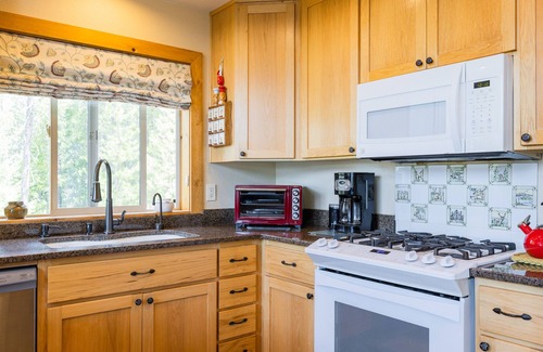 Crescent Ski Chalet | Luxurious Chalet Retreat: Breathtaking Views, Hot Tub, BBQ, and Fireside Comfort