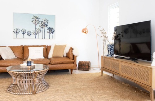 Casuarina House | Luxurious Coastal Beach House - 4 mins walk to beach!