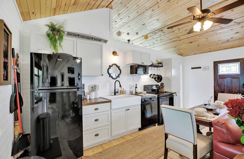 Fredericksburg Cottage | Luxurious Cottage on 3-acre's in Fred Wine Country