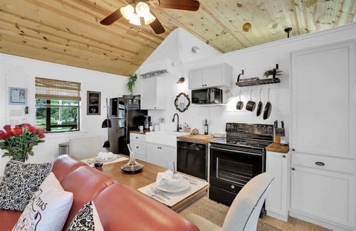 Fredericksburg Cottage | Luxurious Cottage on 3-acre's in Fred Wine Country