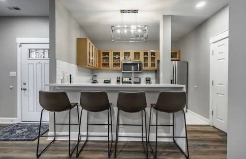 Old Northside House | Luxurious Downtown 3BR Townhome Dual King Beds Games Private Garage