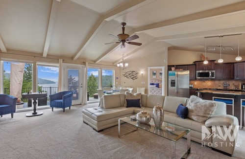 Coeur d'Alene House | Luxurious Echo Bay Retreat—Hot Tub, Fire Pit, Ping Pong, Chess, Bikes & Stunning Views Await!