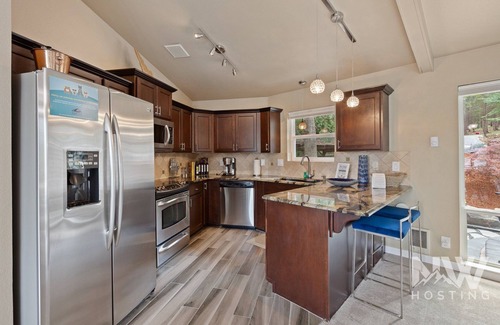 Coeur d'Alene House | Luxurious Echo Bay Retreat—Hot Tub, Fire Pit, Ping Pong, Chess, Bikes & Stunning Views Await!