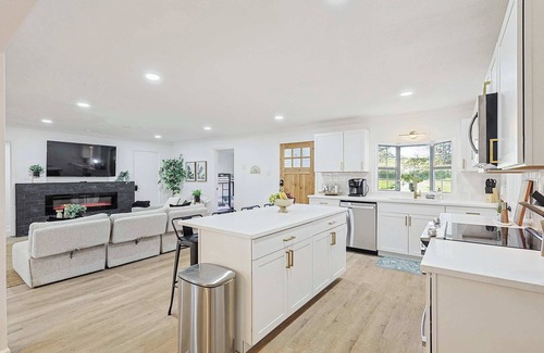 Sherman House | Luxurious Event-Friendly 6BR 3B Villa with Hot Tub