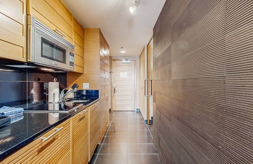 Snowmass Village Apartment | Luxurious hotel room with shared hot tub, on site spa, and ski in/ski out