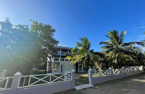 Isla de Utila Villa | Luxurious House w/AC + Pool.