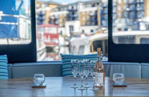 Limehouse Boat Rental | Luxurious houseboat near Canary Wharf in London