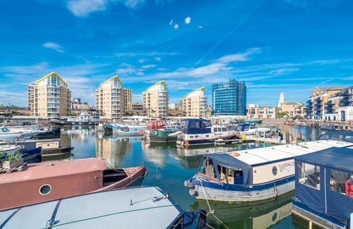 Limehouse Boat Rental | Luxurious houseboat near Canary Wharf in London