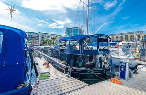 Limehouse Boat Rental | Luxurious houseboat near Canary Wharf in London