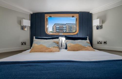 Limehouse Boat Rental | Luxurious houseboat near Canary Wharf in London