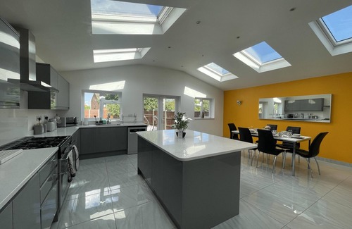 Luton House | Luxurious Kitchen Lrg Bedrooms Holiday Freeparking