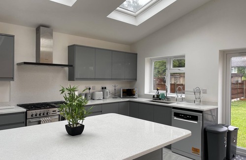 Luton House | Luxurious Kitchen Lrg Bedrooms Holiday Freeparking