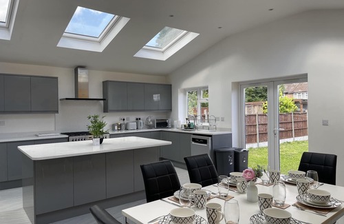 Luton House | Luxurious Kitchen Lrg Bedrooms Holiday Freeparking