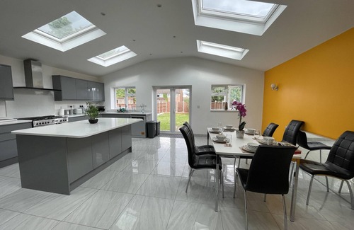 Luton House | Luxurious Kitchen Lrg Bedrooms Holiday Freeparking