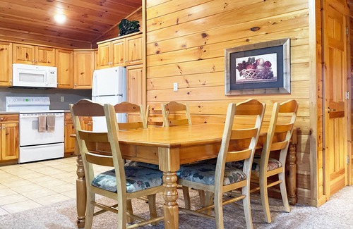 Reeders Cabin | Luxurious Lake View Log Cabin with Firepit in the Poconos