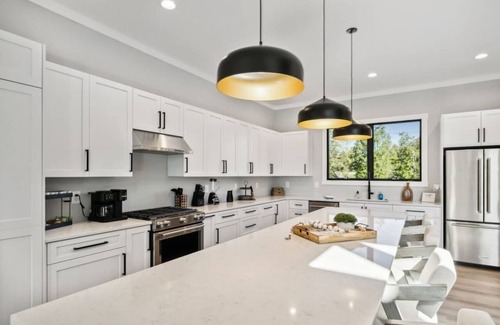 Kingston House | Luxurious Lakefront Retreat in Kingston
