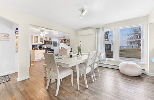 Youngstown House | Luxurious Lakefront Home- Niagara