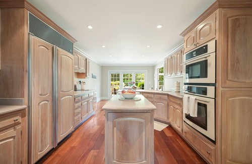 Greenport West House | Luxurious living in Greenport's private Rock Cove Estates on the sound