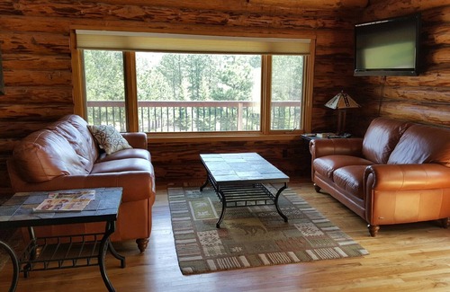Spearfish Cabin | Luxurious Log Cabin nestled in the picturesque Black Hills