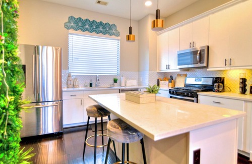 East Downtown Houston House | Luxurious Modern 3 Story Haven, East Downtown - City Views - minutes to downtown