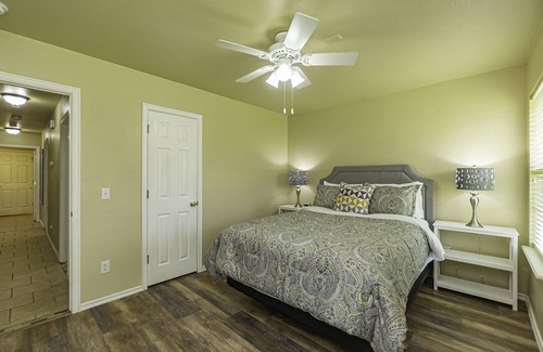 Moore House | LUXURIOUS MOORE HOME 8 MILES TO OU & 15 MILES TO OKC BRICKTOWN