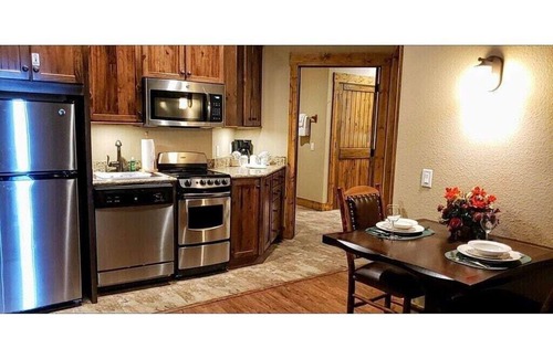 Branson Villa | Luxurious One Bedroom Grand Villa - 5 minutes of Branson's Main Attractions