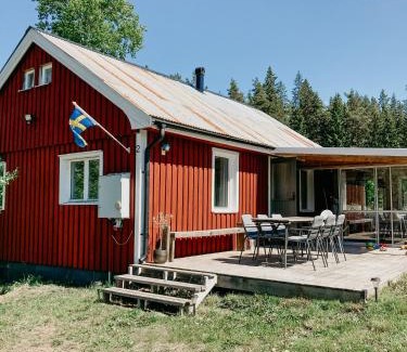 Nye House | Luxurious red cottage with wood stove near lake