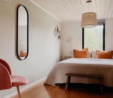 Nye House | Luxurious red cottage with wood stove near lake