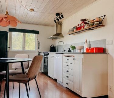 Nye House | Luxurious red cottage with wood stove near lake