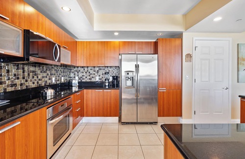 Kingston Condo | Luxurious Riverfront Condo w/Stunning Views, Pools, Fitness & 24/7 Security