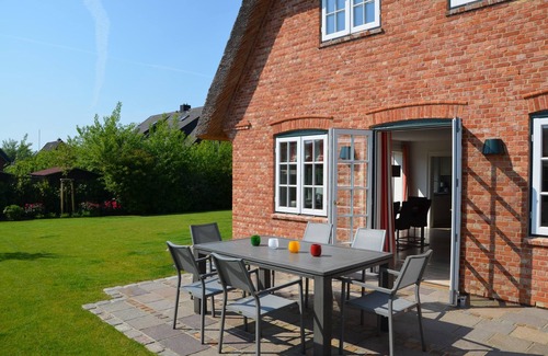 Großmorsum House | Luxurious semi-detached house with spacious garden! The modern furnishings and the