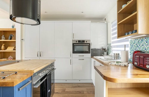 South Cerney Cabin | Luxurious South-Facing Lakeside Lodge