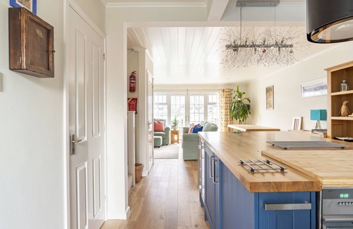 South Cerney Cabin | Luxurious South-Facing Lakeside Lodge