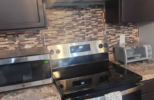 Summit Station House | Luxurious, Spacious, 6-bedroom house with WiFi and AC in charming Columbus