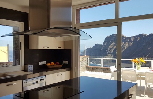 Hermigua Villa | Luxurious, spacious villa with stunning sea views