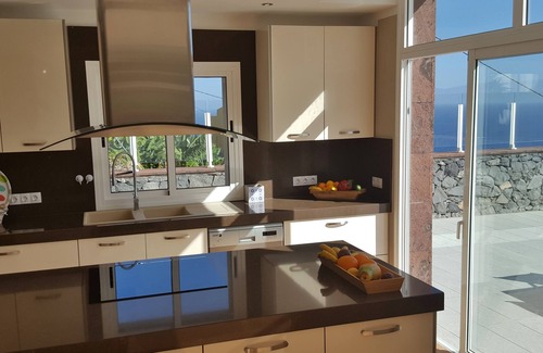 Hermigua Villa | Luxurious, spacious villa with stunning sea views