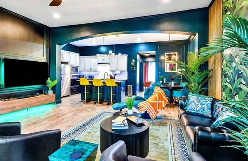 South Baton Rouge House | Luxurious Townhome Near LSU | Modern & Chic Stay
