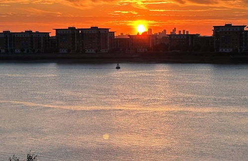 Royal Docks Apartment | Luxurious two bedroom with en-suite bathroom with a running machine included.