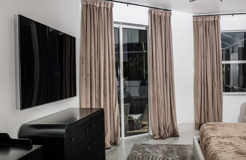 Englewood East House | Luxurious Villa