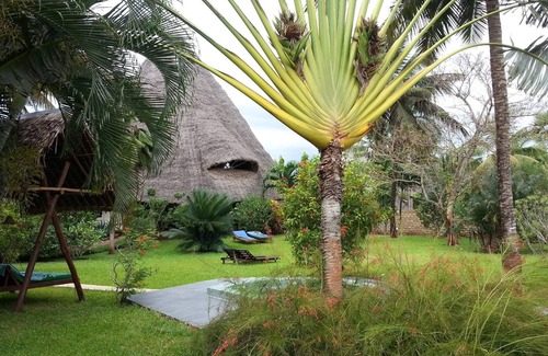 Galu House | Luxurious villa w/pool,10min beach, 280m²,w/personal & cook, Jacuzzi, A/C,wifi