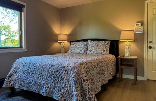 Miller Beach Villa | Luxurious Villa with Hot-tub, Fire Pit and Games in Gary, Indiana