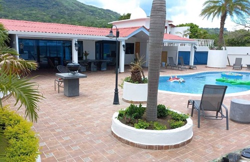 Veracruz Villa | Luxurious villa with pool facing the sea