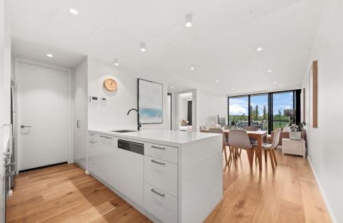 Kingston Apartment | Luxurious Waterfront Unit with Breathtaking Views - Hosted by Canstay