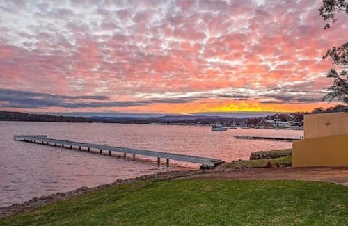 Coal Point House | Luxurious Waterfront with Jetty and Boatshed