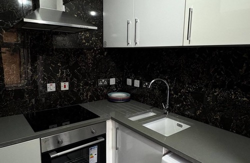 London Borough of Ealing House | Luxurious West London Retreat With Hot Tubs & Easy Access to Central London