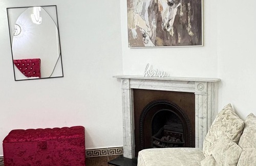 London Borough of Ealing House | Luxurious West London Retreat With Hot Tubs & Easy Access to Central London